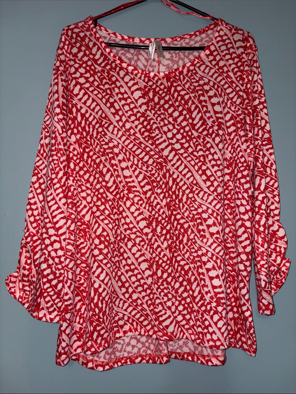 ❤️‍🔥NWT 1XL Red and White Patterned Top PTP24-26”